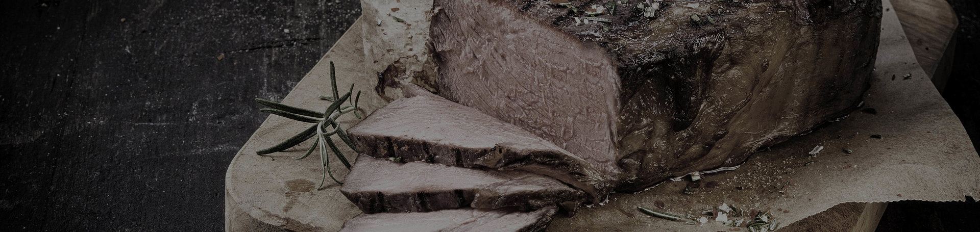 Angeschnittenes Bratenstück auf Holzplatte